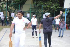 Cricketer Robin Uthappa and Dr K Sudhakar play cricket on 'World Brain Health Day' at NIHANS. (Supplied)