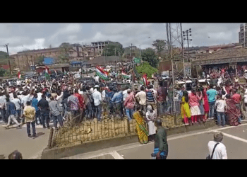 BJP and right wing outfit protestors gherao Siddaramaiah's car in Kodagu. (Video grab: Supplied)