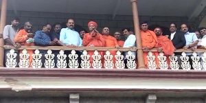 Chitradurga Murugha Mutt seer addresses people on Monday, 29 August. (South First)