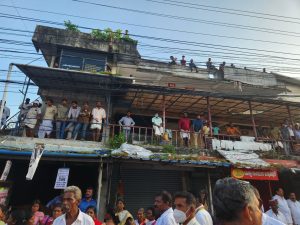 People lining up on roads, atop buildings and balconies to get a glimpse of Bharat Jodo Yatra in Thiruvananthapuram. South First/Anusha Ravi Sood.