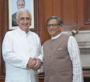 SM Krishna handing over charge to Salman Khurshid as EAM in 2012. (Twitter: MEAIndia)