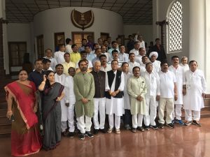44 Gujarat Congress MLAs with then Karnataka Governor Vajubhai Vala in August, 2017. (Twitter: @shaktisinhgohil)