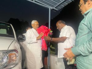 JDS leader HD Kumaraswamy welcomes Bihar Chief Minister Nitish Kumar at New Delhi on Monday. (Supplied)