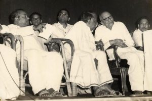 Annadurai (front row, second from left) in conversation with Rajaji (third from left). In the right is M Karunanidhi (Mohan V Raman/Wikimedia Commons)