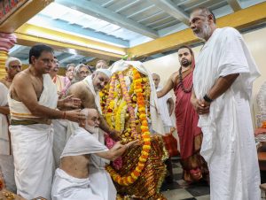 Panchaloha idol of Goddess Sharada being handed over to Kashmiri Pandits by Sringeri Matha in Karnataka. 5 October, 2022. (https://sringeri.net)