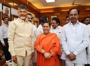 The then Andhra chief minister Chandrababu Naidu with Telangana CM KCR