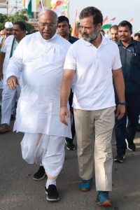 Mallikarjun Kharge walking with Rahul Gandhi in Bharat Jodo Yatra in Ballari. (Twitter: Mallikarjun Kharge)