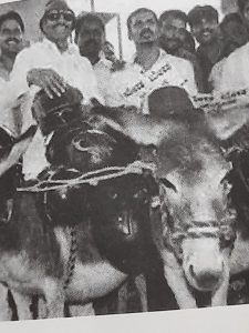 Vatal Nagaraj during a unique protest against imposition of Hindi