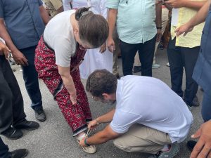 Rahul Gandhi tying Sonia Gandhi's shoe lace mid-walk on Thursday. (Supplied)