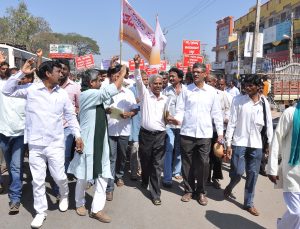 SR Hiremath leads a voter awareness march in Bellary in January 2013. His Samaj Parivartana Samudaya (SPS), the National Committee for Protection of Natural Resources (NCPNR), and other groups tried to create awareness among people about illegal mining and urged them not to sell their votes 