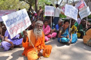 People protestagainst the political corruption during a dharna by SR Hiremath's Samaj Parivartana Samudaya (SPS) in Bellary in January 2013 