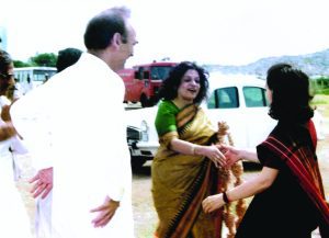 Nafeesa Fazal welcomes Sonia Gandhi, who was contesting the Lok Sabha elections from Bellary, and party observer Ghulam Nabi Azad in 1999 